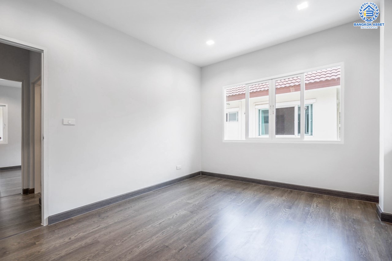 บ้านมือสองตกแต่งใหม่ ดีไซน์ Classic แบรนด์ AP ม.เดอะเซนโทร รัตนาธิเบศร์-ราชพฤกษ์  เนื้อที่ 50.8 ตร.ว. ฟังก์ชันจัดเต็ม 3 ห้องนอน 3 ห้องน้ำ จอดรถได้ 2 คัน บนทำเลศักยภาพ เชื่อมต่อหลายเส้นทางทั้ง ถ.ราชพฤกษ์ ,ถ.รัตนาธิเบศร์ และถ.กาญจนาภิเษก และเพียง 5 นาทีถึงรถไฟฟ้า "สถานีบางพลู"...